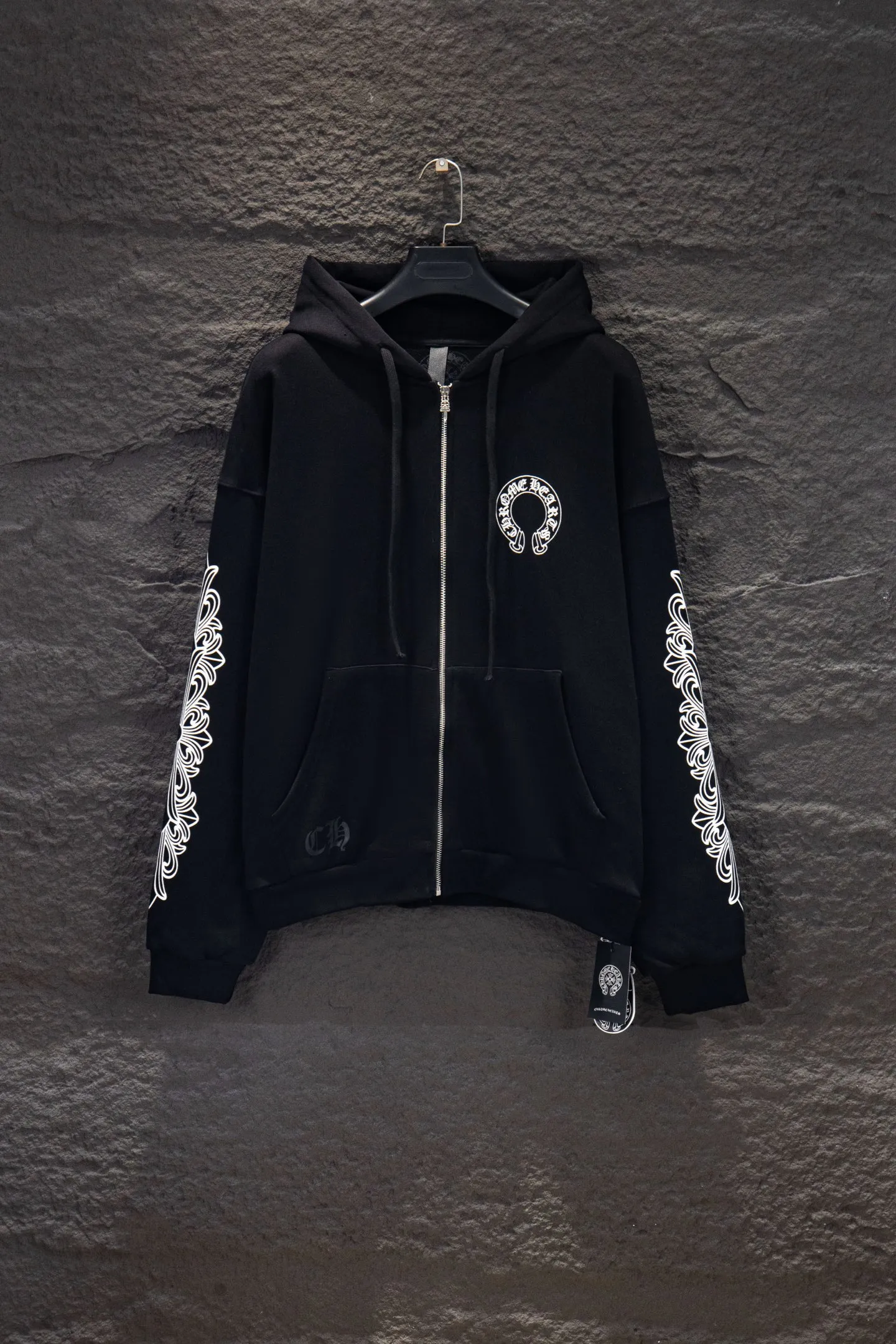 P360 🆕Chrome hearts 500 grams in weight, different from the market. The texture is unexplainable. The os version is really charming. The Chrome family is really unique. The new styles of each season are made to the extreme. It is very practical and can be worn casually. Nice✔️ - ⚠️100% cotton. Made of custom-dyed terry cotton sweatshirt surface, 500g double-ply yarn, comfortable to the touch. Made from imported knitting needle carded cotton, the thickness is moderate, drapey and contoured, making the upper body comfortable! ! It is very tolerant to fat body types and can instantly lose five pounds after wearing it!  The English letters are arranged artistically on the front and back panels, and limited elements are added to the body of the garment, which greatly increases the interest of the clothing; it has a unique visual effect.  Hem Loose closing Double-layer fabric Good closing effect Exquisite hemming Color: Black Size: S-M-L-XL